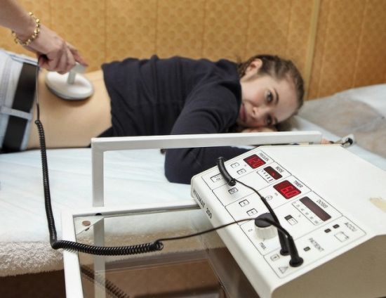 женщина лежит на кушетке